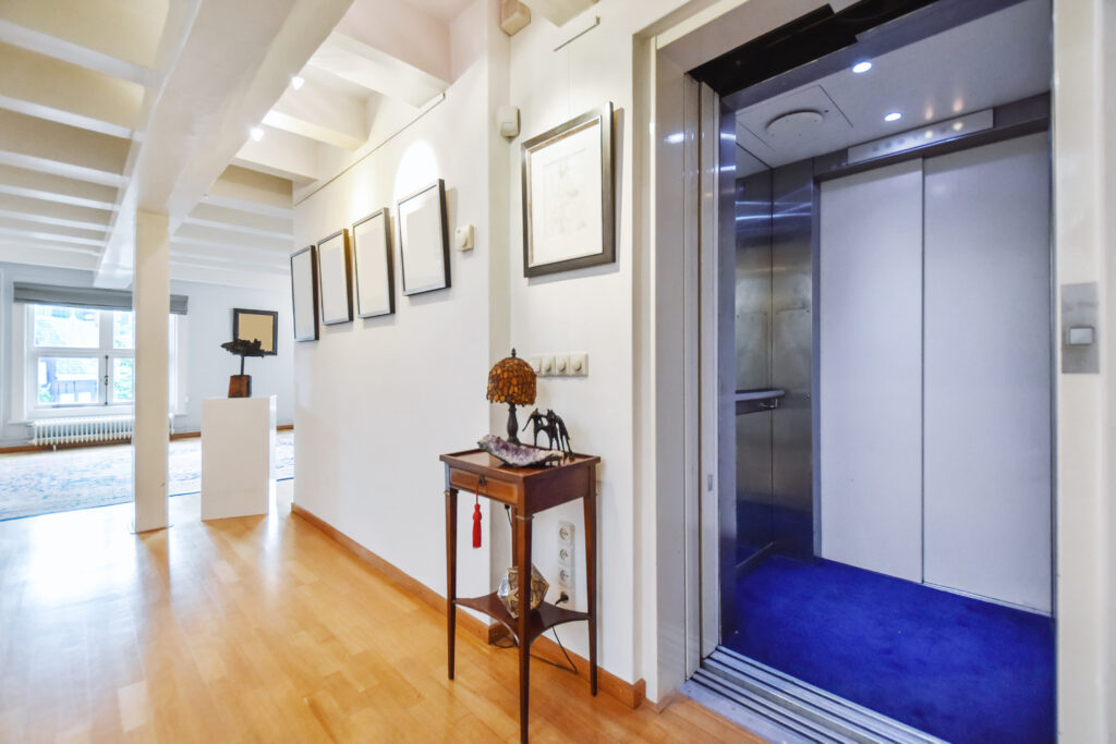 Creating a Stylish Home with a Modern Home Lift Design